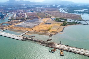 Hệ thống cầu cảng nước sâu quy mô lớn nhất Việt Nam đang được khẩn trương hoàn thành.