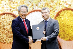 Ông Huỳnh Văn Thòn (bên trái) chuyển giao nhiệm vụ điều hành Lộc Trời cho ông Nguyễn Duy Thuận.