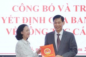 Bà Trương Thị Mai - Trưởng Ban Dân vận Trung ương trao quyết định cho ông Đỗ Văn Phới.