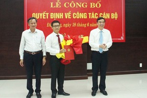 Đại diện lãnh đạo Đà Nẵng trao quyết định cho ông Phan Văn Sơn.