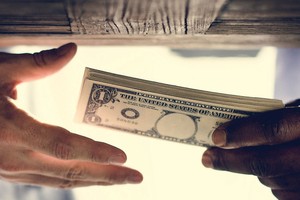 Phần nổi của tảng băng “ngã giá dưới gầm bàn”