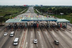 Đề xuất giảm 10-30% mức phí đường bộ cho ô tô kinh doanh vận tải. (Ảnh minh họa: KT).