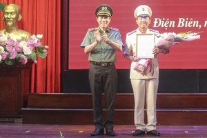 Đại tá Tráng A Tủa (bên phải) được bổ nhiệm giữ chức vụ Giám đốc Công an tỉnh Điện Biên.