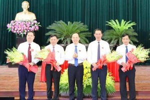 Bí thư Tỉnh ủy, Chủ tịch HĐND tỉnh Thanh Hóa Nguyễn Văn Chiến (giữa) chúc mừng ông Nguyễn Văn Thi và các cán bộ được bầu chức danh mới tại Kỳ họp thứ 12 HĐND tỉnh khóa 17.