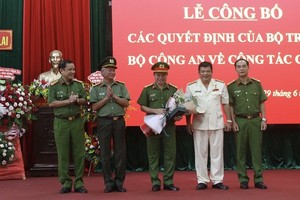 Ông Rah Lan Lâm (áo trắng) được bổ nhiệm giữ chức Giám đốc Công an tỉnh Gia Lai.