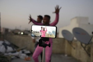 Người dùng quay video trên ứng dụng di động TikTok tại Hyderabad, Ấn Độ. (Ảnh: AFP).