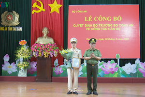 Thượng tướng Nguyễn Văn Thành, Thứ trưởng Bộ Công an trao quyết định điều động, bổ nhiệm đại tá Vũ Hồng Quang vào vị trí Giám đốc Công an tỉnh Cao Bằng.