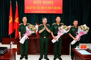 Thượng tướng Đỗ Căn trao quyết định và chúc mừng các cán bộ được bổ nhiệm chức vụ mới.