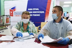 Nhân viên Ủy ban Bầu cử Trung ương kiểm phiếu sau cuộc trưng cầu dân ý về hiến pháp sửa đổi tại điểm bỏ phiếu số 1591 ở Moskva, Nga, ngày 1/7. Ảnh: RIA Novosti.