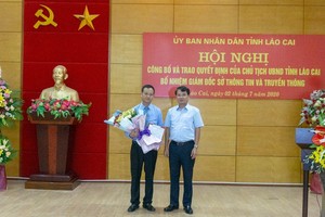 Tân giám đốc Sở Thông tin và Truyền thông tỉnh Lào Cai - Vũ Hùng Dũng (trái).
