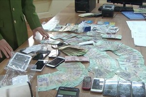 Tang vật trong một đường dây đánh bạc nghìn tỷ trên Internet tại Hưng Yên. (Ảnh: Đinh Tuấn/TTXVN).
