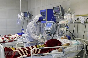 Bệnh nhân COVID-19 được điều trị tại bệnh viện ở Tehran, Iran. (Ảnh: AFP/TTXVN).