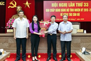 Bí thư Tỉnh ủy Vĩnh Phúc Hoàng Thị Thúy Lan tặng hoa chúc mừng tân Phó Bí thư Lê Duy Thành. Ảnh: Cổng TTĐT Vĩnh Phúc.