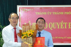 Bí thư Thành ủy TPHCM Nguyễn Thiện Nhân trao quyết định cho ông Phạm Thành Kiên. Ảnh: Trang tin điện tử Đảng bộ TPHCM.