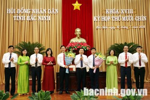 Lãnh đạo tỉnh tặng hoa chúc mừng ông Vương Quốc Tuấn và ông Đào Quang Khải (Ảnh: Cổng TTĐT tỉnh Bắc Ninh).