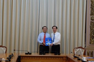 Phó Chủ tịch Thường trực UBND TPHCM Lê Thanh Liêm trao quyết định cho ông Nguyễn Thanh Nhựt.