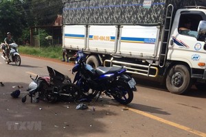 Vụ tai nạn xảy ra vào khoảng 15 giờ trên Tỉnh lộ 755, đoạn thôn 9, xã Đức Liệu, huyện Bù Đăng, khi hai xe máy chạy ngược chiều với tốc độ cao đâm trực diện vào nhau khiến 2 lái xe bị văng xuống đường và tử vong tại chỗ. (Ảnh: TTXVN phát).