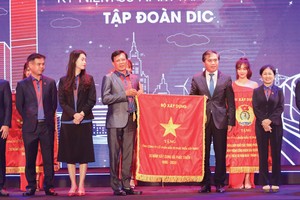 Ông Lê Quang Hùng (phải), Thứ trưởng Bộ Xây dựng trao bức trướng của Bộ Xây dựng tặng DIG trong lễ kỷ niệm 30 năm thành lập.