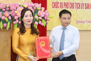 Chủ tịch UBND tỉnh Quảng Ninh Nguyễn Văn Thắng trao quyết định và chúc mừng tân Phó Chủ tịch Nguyễn Thị Hạnh.