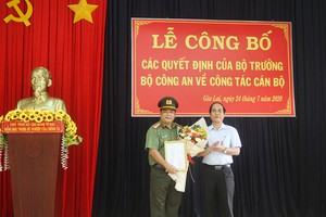 Phó Bí thư Tỉnh ủy, Chủ tịch UBND tỉnh Võ Ngọc Thành trao quyết định của Ban Thường vụ Tỉnh ủy cho Đại tá Rah Lan Lâm. Ảnh: Gia Lai Online.