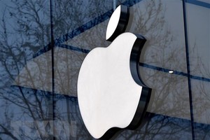 Biểu tượng của Apple tại một cửa hàng. (Ảnh: AFP/TTXVN).