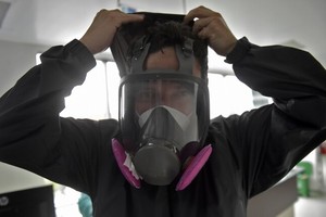 Bác sĩ đeo đồ bảo hộ ở Colombia ngày 24/7. Ảnh: AFP.