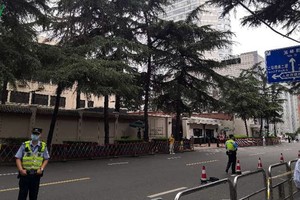 Lực lượng an ninh Trung Quốc được bố trí bên ngoài tòa Tổng lãnh sự quán Mỹ tại Thành Đô.