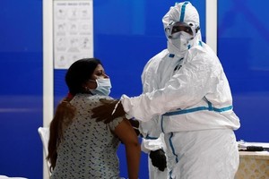 Nhân viên y tế Ấn Độ và bệnh nhân tại một trung tâm chăm sóc cho người nhiễm nCoV ở thủ đô New Delhi ngày 20/7. Ảnh: Reuters.