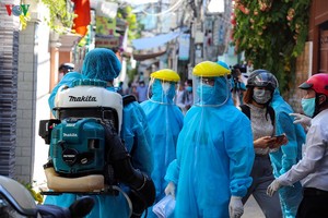 Các lực lượng tập trung phun khử trùng khu vực nhà của BN 418 trong sáng 26/7.