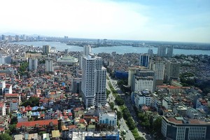 Trưa nay, nhiều người sinh sống, làm việc tại các tòa nhà cao tầng tại nhiều khu vực của TP Hà Nội đã cảm nhận được sự rung lắc, giống như động đất. 