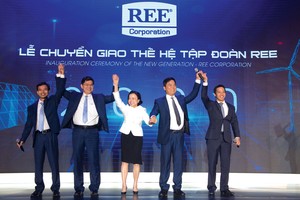 Đội ngũ lãnh đạo kế cận trẻ trung, năng động, là thế hệ bước vào nền tảng công nghệ mới được Chủ tịch Nguyễn Thị Mai Thanh (đứng giữa) kỳ vọng sẽ giúp REE phát triển cả về chiều rộng lẫn chiều sâu.