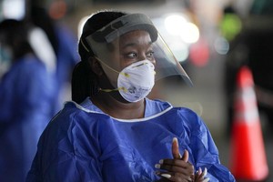 Nhân viên y tế tại một điểm xét nghiệm ở bang Florida, Mỹ, hôm 30/7. Ảnh: AFP.