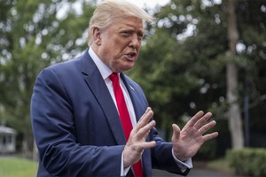 Tổng thống Mỹ Donald Trump phát biểu trước các phóng viên tại bãi cỏ phía nam Nhà Trắng trước khi lên trực thăng Thủy quân Lục chiến Một, ngày 31/7. Ảnh: AP.