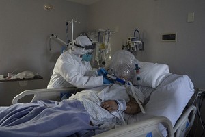 Nhân viên y tế chăm sóc một bệnh nhân nhiễm nCoV tại một bệnh viện ở thành phố Houston, bang Texas, Mỹ, ngày 28/7. Ảnh: AFP.