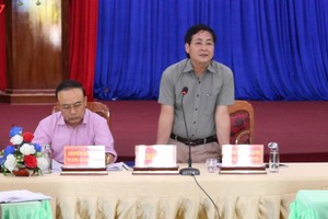 Ông Nguyễn Hồng Linh (đứng).