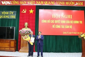 Ông Phạm Minh Chính trao quyết định cho ông Nguyễn Văn Hùng.