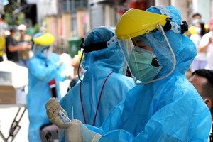 Các y, bác sỹ, đi đến từng khu phố để lấy mẫu xét nghiệm. (Ảnh: Quốc Dũng/TTXVN).