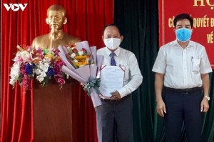 Ông Vũ Văn Thẩm nhận Quyết định làm Bí thư Huyện ủy Phú Ninh.