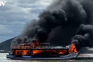 Tàu khách bị bốc cháy dữ dội trên biển.