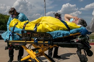 Nhân viên y tế di chuyển cụ bà có triệu chứng nhiễm Covid-19 khỏi viện dưỡng lão ở bang Texas, Mỹ, hôm 3/8. Ảnh: AFP.