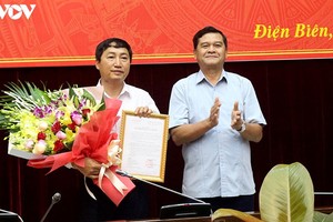 Ông Lò Văn Muôn – Phó Bí thư Thường trực Tỉnh ủy trao Quyết định bổ nhiệm cho ông Phạm Khắc Quân.