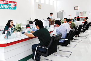 Ngân hàng tiếp tục cơ cấu nợ để đi cùng doanh nghiệp