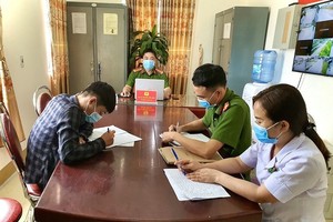 Công an xã Thạch Đài tiến hành làm việc với sinh viên D.N.K (ảnh Công an Hà Tĩnh).