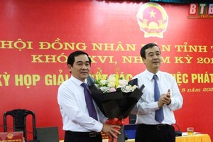 Đồng chí Ngô Đông Hải, Ủy viên dự khuyết Trung ương Đảng, Bí thư Tỉnh ủy Thái Bình chúc mừng đồng chí Nguyễn Tiến Thành được bầu giữ chức Chủ tịch HĐND tỉnh Thái Bình.