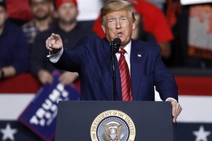 Mỹ cáo buộc Trung Quốc tìm cách can thiệp bầu cử để ông Trump thất cử. (Ảnh minh họa: Reuters).