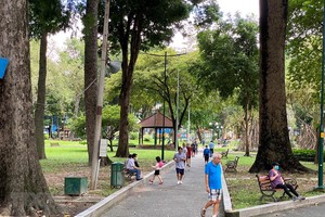 Tại những khu vực không có rào chắn trong công viên Tao Đàn, người dân vẫn tập trung thành từng nhóm nhỏ để tập thể thao, không ít người vi phạm quy định về đeo khẩu trang và giữ khoảng cách an toàn. (Ảnh: Hồng Giang/TTXVN).