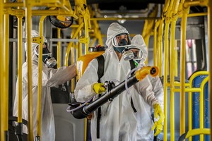 Binh sĩ Brazil khử trùng xe buýt ở thành phố Curitiba hôm 10/8. Ảnh: AFP.