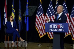 Ứng viên Tổng thống Mỹ của đảng Dân chủ Joe Biden (phải) và đối tác liên danh tranh cử, Thượng nghị sĩ Kamala Harris trong chiến dịch vận động bầu cử Tổng thống ở Wilmington, bang Delaware, ngày 12/8/2020. (Ảnh: AFP/TTXVN).