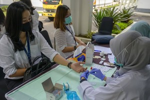 Người dân lấy mẫu xét nghiệm tại tỉnh Tây Java, Indonesia, hôm 14/8. Ảnh: AFP.