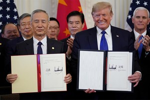 Phó thủ tướng Trung Quốc Lưu Hạc (hàng đâu, bên trái) và Tổng thống Mỹ Donald Trump (hàng đầu, bên phải) sau khi ký thỏa thuận thương mại giai đoạn một, ngày 15/1. Ảnh: Reuters.
